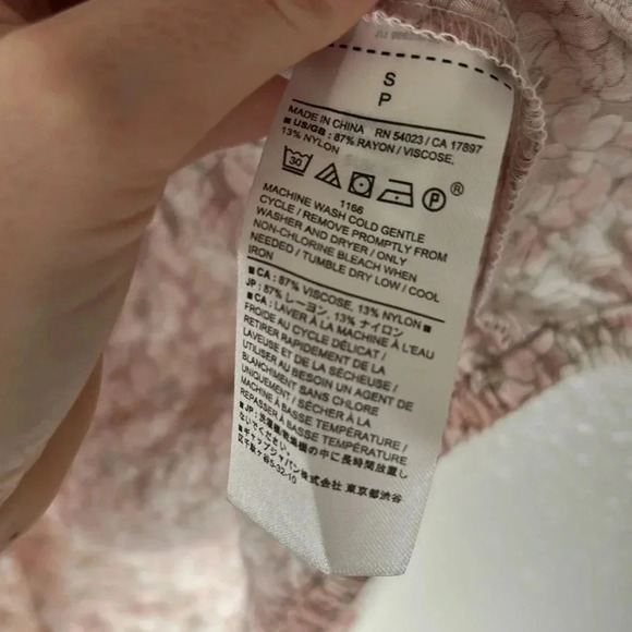 ☀️Banana Republic Off Shoulder Floral Top - Picture 3 of 4